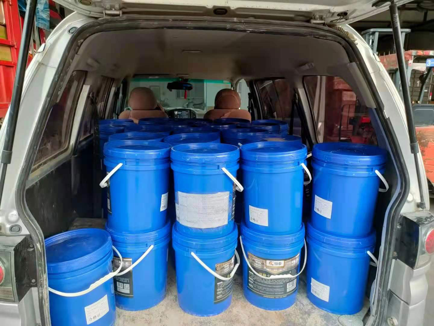 40桶水泥固化劑出貨，這就是實(shí)力！