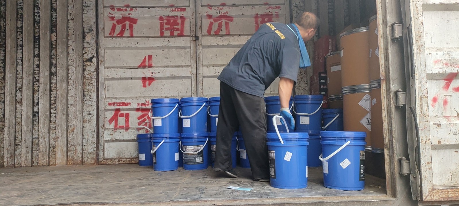 40桶水泥固化劑出貨，這就是實(shí)力！