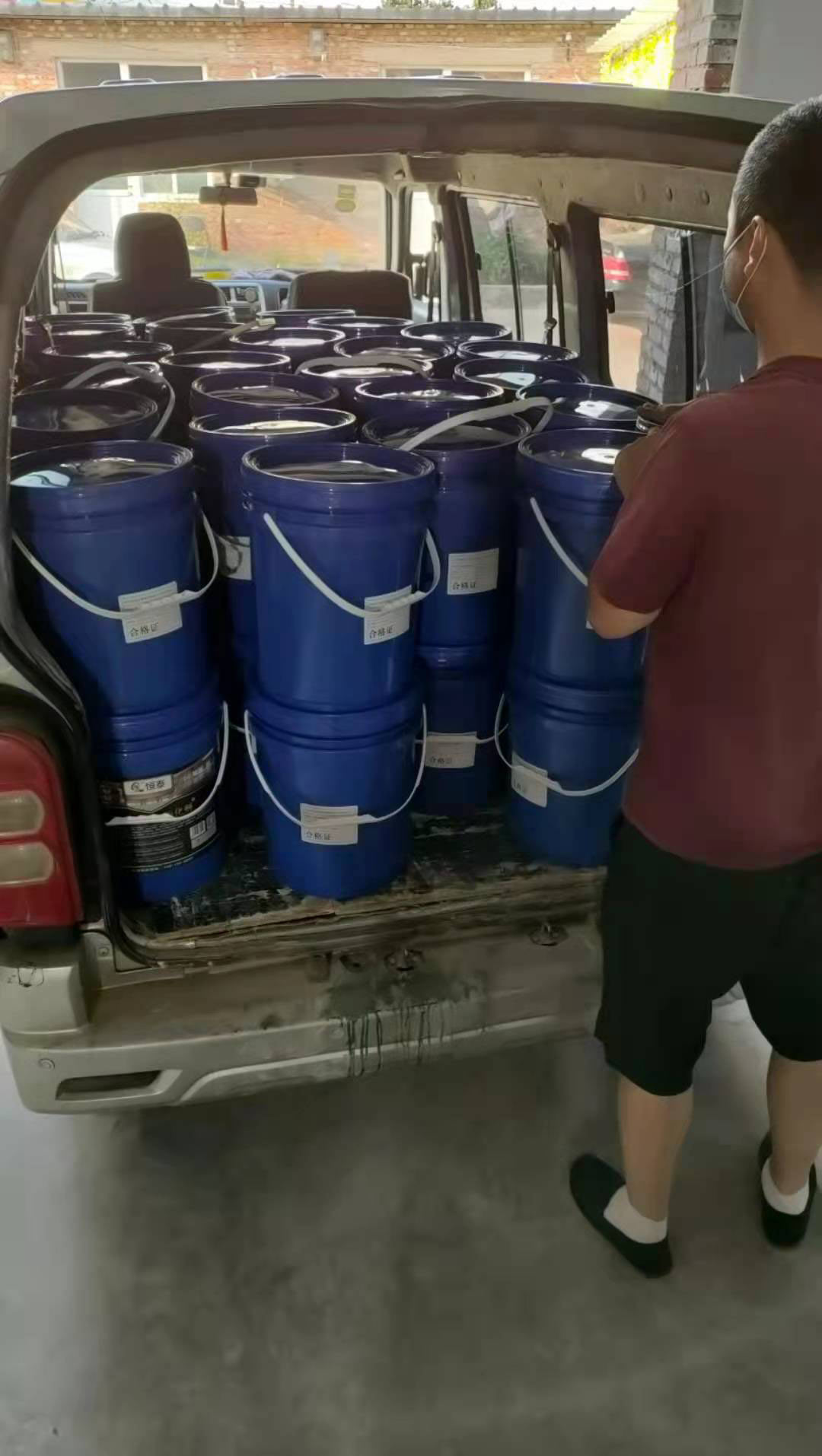 環(huán)氧地坪涂料+水泥固化劑一起裝貨發(fā)走！